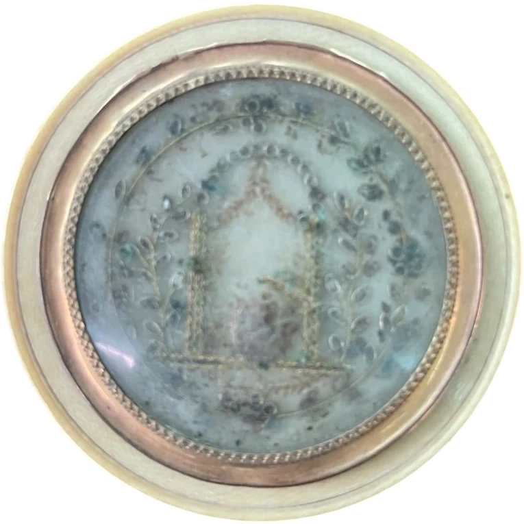 Scatolina in avorio con tondo con motivi neoclassici.
