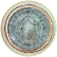 Scatolina in avorio con tondo con motivi neoclassici.