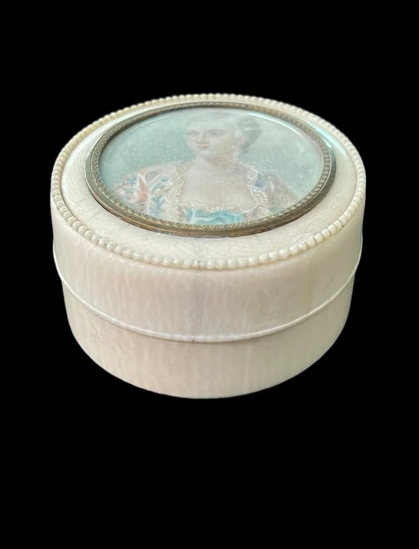 Petite boîte en ivoire avec une miniature peinte représentant une figure féminine.