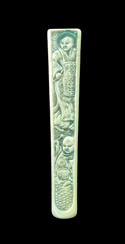 Canne à pommeau vertical de section carrée, ornée de figures orientales gravées en bas-relief.