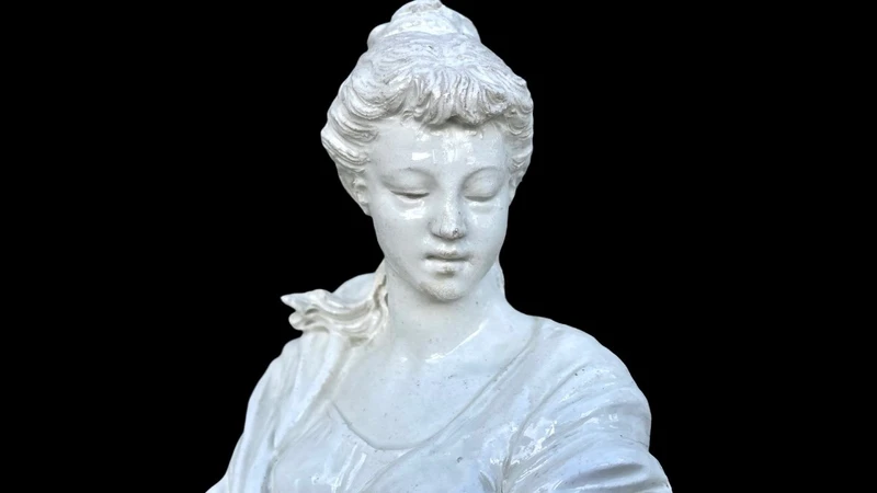 Grand ensemble sculptural en faïence représentant la figure mythologique de Diane la chasseuse
