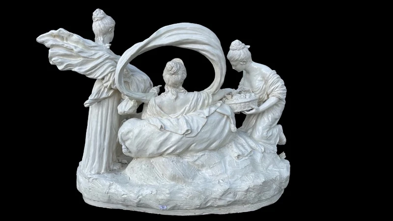 Grand ensemble sculptural en faïence représentant la figure mythologique de Diane la chasseuse