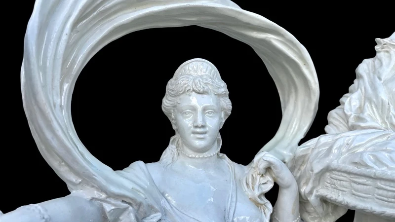 Grand ensemble sculptural en faïence représentant la figure mythologique de Diane la chasseuse