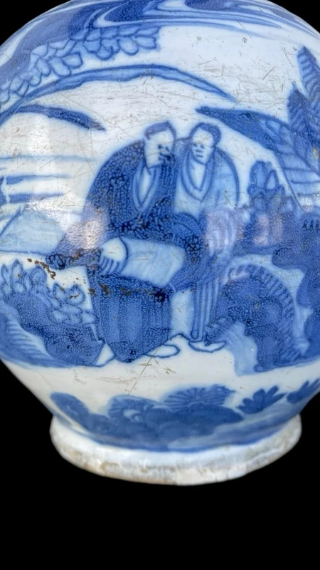 Cruche en faïence monochrome bleu turquoise représentant un couple de personnages