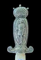 Coupe-papier en ivoire avec manche en argent repoussé représentant deux soldats