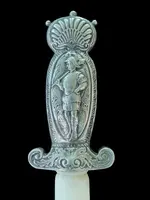 Coupe-papier en ivoire avec manche en argent repoussé représentant deux soldats