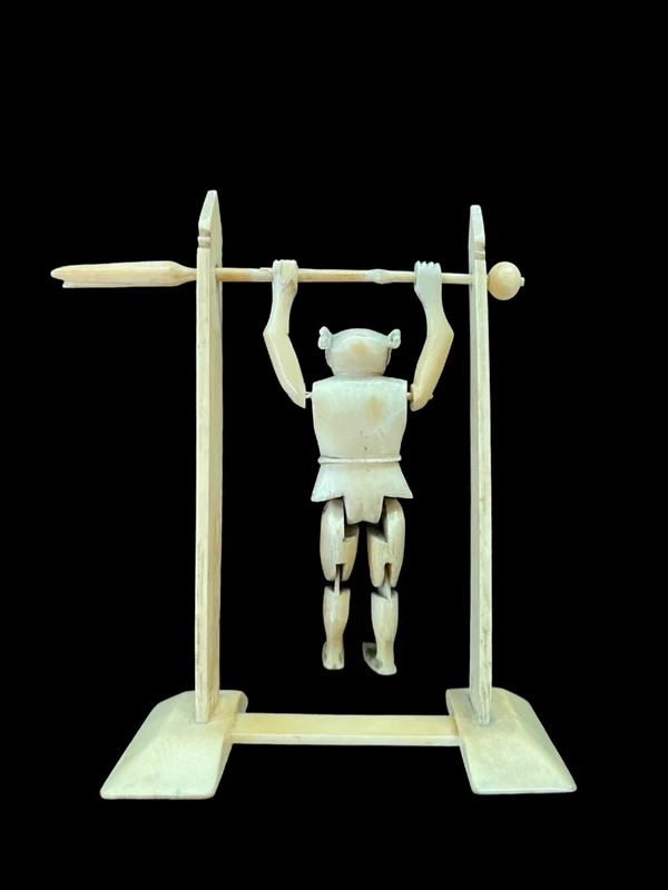 Figurine articulée d'une gymnaste en ivoire.