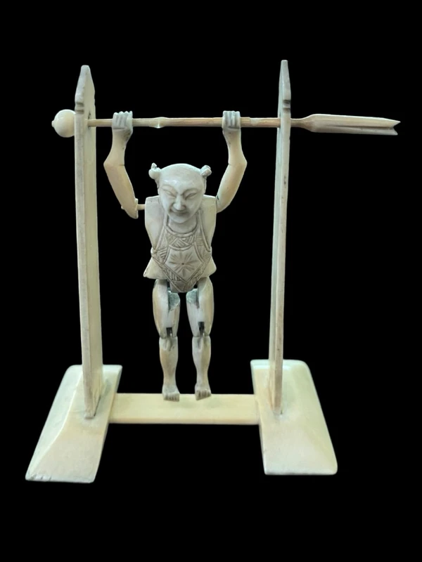 Figurine articulée d'une gymnaste en ivoire.