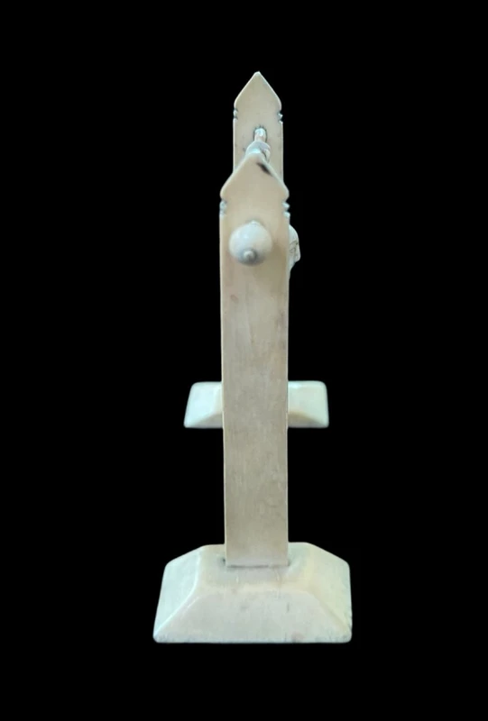 Figurine articulée d'une gymnaste en ivoire.