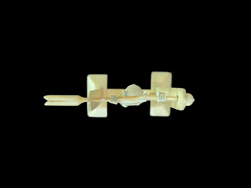 Figurine articulée d'une gymnaste en ivoire.