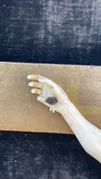 Christ en ivoire, dans un cadre en forme de cartouche en bois sculpté et doré à la feuille.