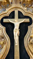 Christ en ivoire, dans un cadre en forme de cartouche en bois sculpté et doré à la feuille.