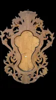 Christ en ivoire, dans un cadre en forme de cartouche en bois sculpté et doré à la feuille.