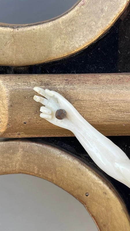 Christ en ivoire sur un cadre-bénitier en bois sculpté et doré à la feuille