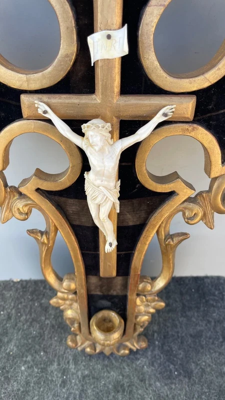 Christ en ivoire sur un cadre-bénitier en bois sculpté et doré à la feuille