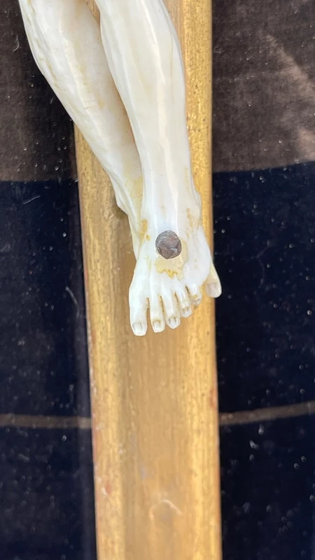 Christ en ivoire sur un cadre-bénitier en bois sculpté et doré à la feuille