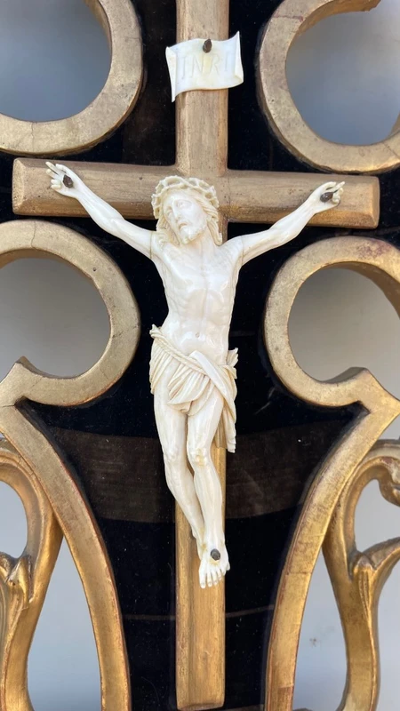 Christ en ivoire sur un cadre-bénitier en bois sculpté et doré à la feuille
