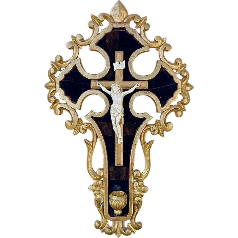 Christ en ivoire sur un cadre-bénitier en bois sculpté et doré à la feuille