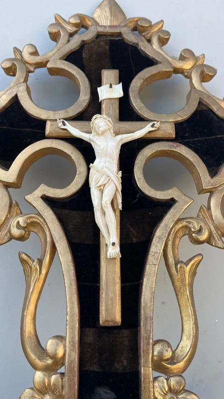 Christ en ivoire sur un cadre-bénitier en bois sculpté et doré à la feuille