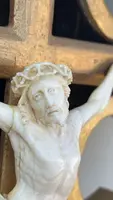 Christ en ivoire sur un cadre-bénitier en bois sculpté et doré à la feuille