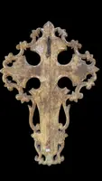 Christ en ivoire sur un cadre-bénitier en bois sculpté et doré à la feuille