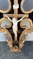 Christ en ivoire sur un cadre-bénitier en bois sculpté et doré à la feuille