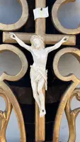 Christ en ivoire sur un cadre-bénitier en bois sculpté et doré à la feuille