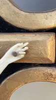 Christ en ivoire sur un cadre-bénitier en bois sculpté et doré à la feuille
