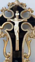 Christ en ivoire sur un cadre-bénitier en bois sculpté et doré à la feuille