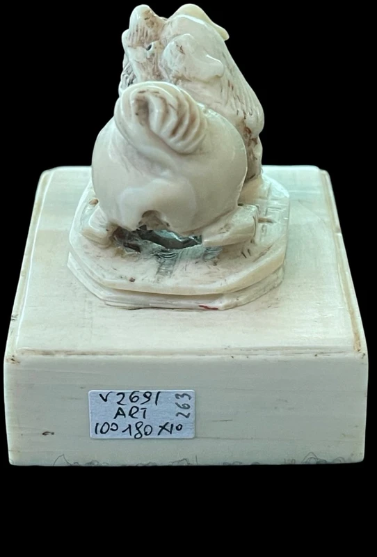 Sigillo in avorio con presa a forma di animale grottesco.