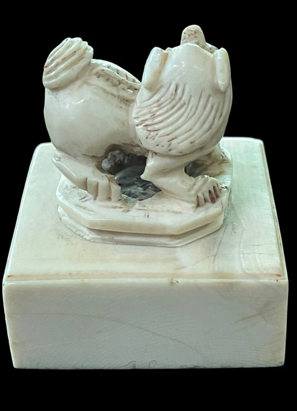 Sigillo in avorio con presa a forma di animale grottesco.