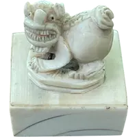 Sigillo in avorio con presa a forma di animale grottesco.