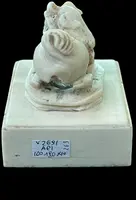 Sigillo in avorio con presa a forma di animale grottesco.
