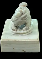 Sigillo in avorio con presa a forma di animale grottesco.