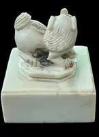 Sigillo in avorio con presa a forma di animale grottesco.