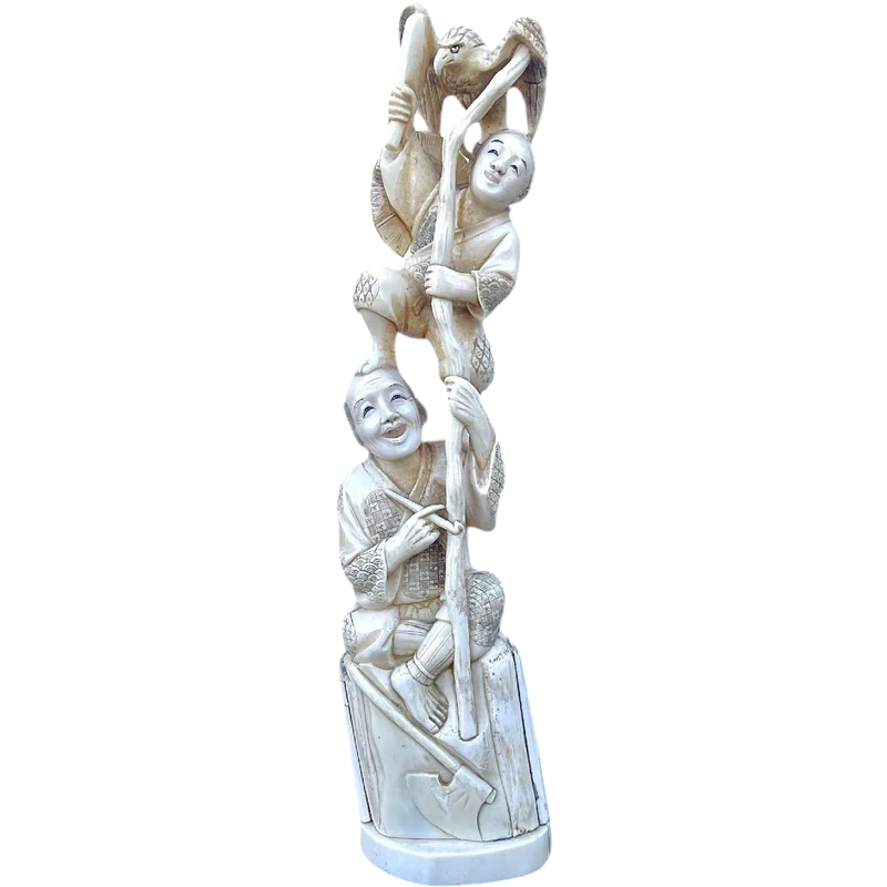 Sculpture en ivoire de type « okimono » représentant deux personnages masculins accompagnés d'un aigle.