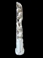 Sculpture en ivoire de type « okimono » représentant deux personnages masculins accompagnés d'un aigle.