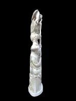 Sculpture en ivoire de type « okimono » représentant deux personnages masculins accompagnés d'un aigle.