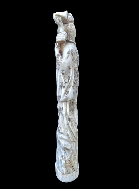 Sculpture en ivoire de style okimono représentant une figure féminine avec un instrument de musique