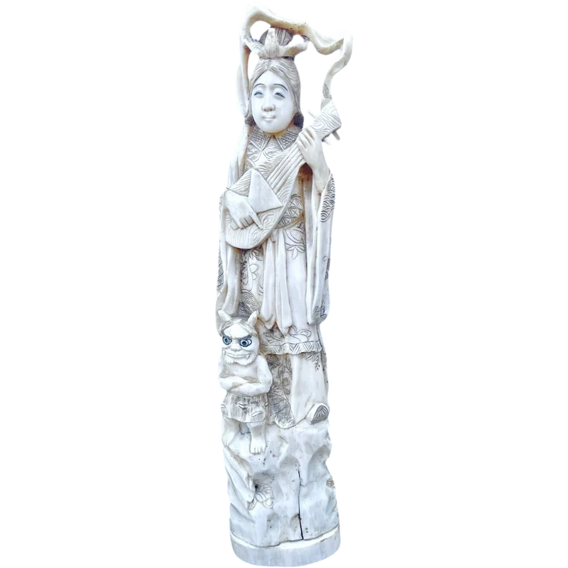 Sculpture en ivoire de style okimono représentant une figure féminine avec un instrument de musique