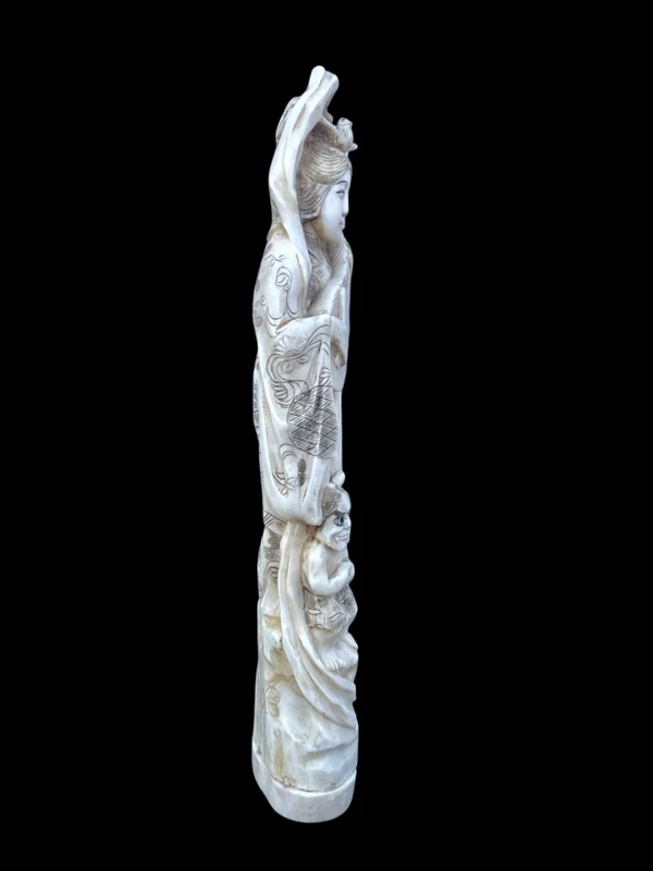 Sculpture en ivoire de style okimono représentant une figure féminine avec un instrument de musique