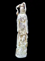 Sculpture en ivoire de style okimono représentant une figure féminine avec un instrument de musique