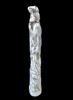 Sculpture en ivoire de style okimono représentant une figure féminine avec un instrument de musique