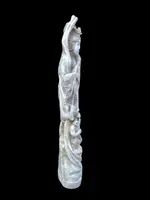 Sculpture en ivoire de style okimono représentant une figure féminine avec un instrument de musique