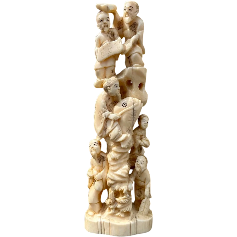 Scultura okimono in avorio con personaggi e pesce carpa.
