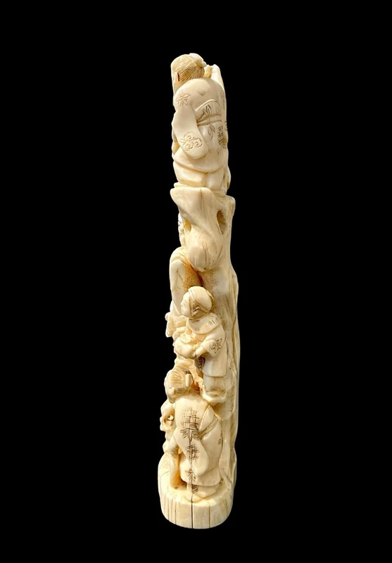 Scultura okimono in avorio con personaggi e pesce carpa.