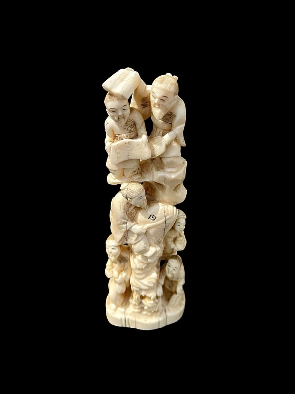 Scultura okimono in avorio con personaggi e pesce carpa.