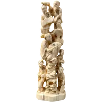 Scultura okimono in avorio con personaggi e pesce carpa.