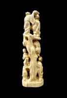 Scultura okimono in avorio con personaggi e pesce carpa.