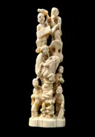 Scultura okimono in avorio con personaggi e pesce carpa.
